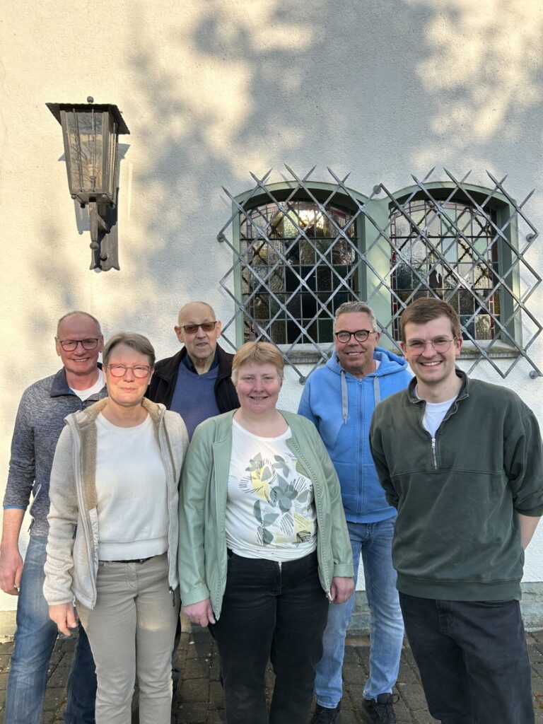 Sechs Vorstandsmitglieder des Vereins "Lintel - Wir für hier e. V." stehen vor der Kapelle St. Antonius in Lintel