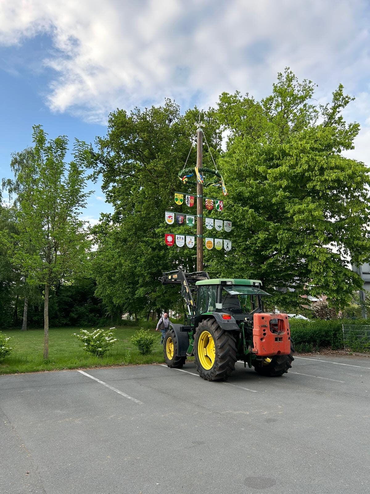Maibaum in neuem Glanz – Fotos vom Dämmerschoppen
